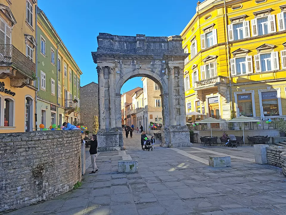 Arch of the Sergii (Portarata) in Pula