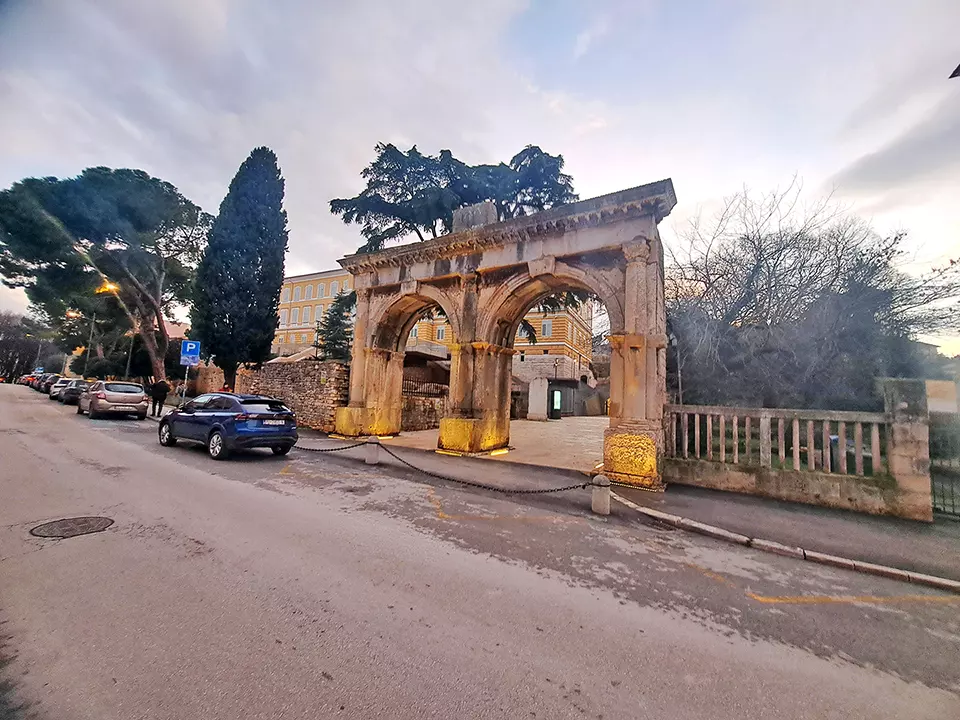 Twin Gate (Dvojna vrata) in Pula